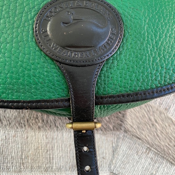 Vintage Dooney & Bourke in an Amazing Kelly Green - Picture 5 of 13